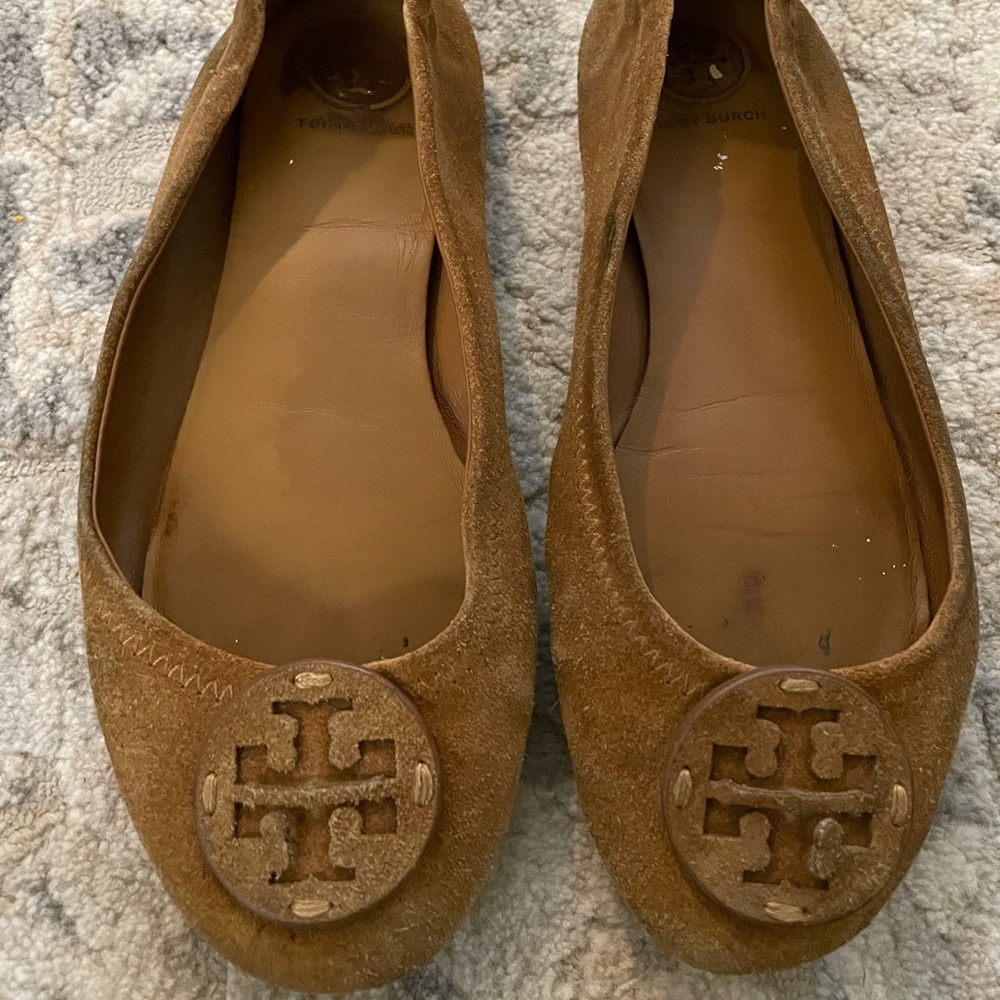 Tory Burch logo flats camel suede